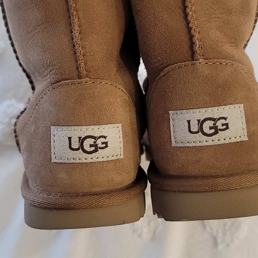 UGGS BOOTS.  Big kids size 2. NEW WITHOUT Tags